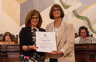 Profesora Leonor Varas recibió la Condecoración al Mérito Amanda Labarca